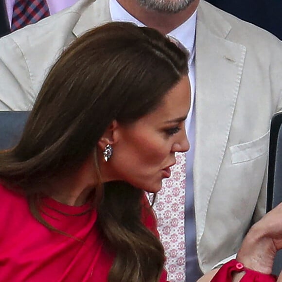 Le prince Louis de Cambridge et Catherine Kate Middleton, duchesse de Cambridge - La famille royale au balcon du palais de Buckingham lors de la parade de clôture de festivités du jubilé de la reine à Londres le 5 juin 2022. 