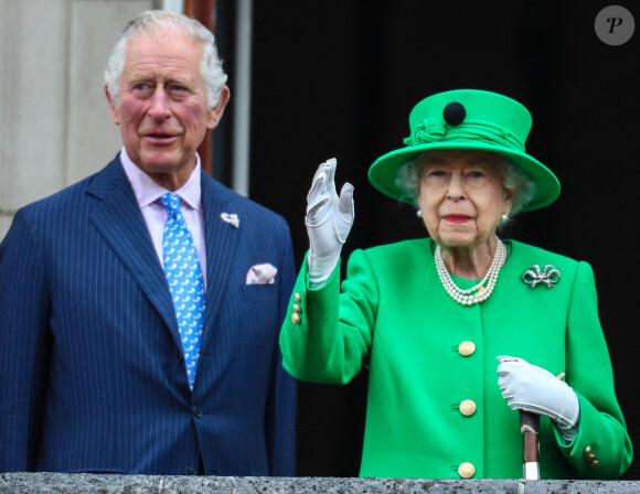 Le prince Charles, prince de Galles, la reine Elisabeth II d'Angleterre - La famille royale au balcon du palais de Buckingham lors de la parade de clôture de festivités du jubilé de la reine à Londres le 5 juin 2022.  Members of The Royal Family attend The Queen's Platinum Jubilee Pageant at Buckingham Palace, London, UK, on the 5th June 2022.