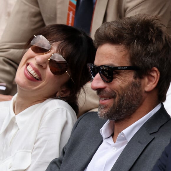 Nolwenn Leroy et son compagnon Arnaud Clément dans les tribunes lors des Internationaux de France de Tennis de Roland Garros 2022. Paris. © Dominique Jacovides/Bestimage