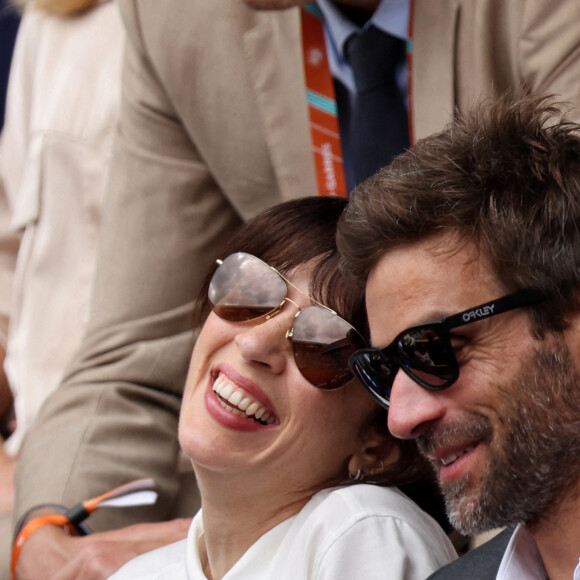 Nolwenn Leroy et son compagnon Arnaud Clément dans les tribunes lors des Internationaux de France de Tennis de Roland Garros 2022. Paris, le 5 juin 2022. © Dominique Jacovides/Bestimage