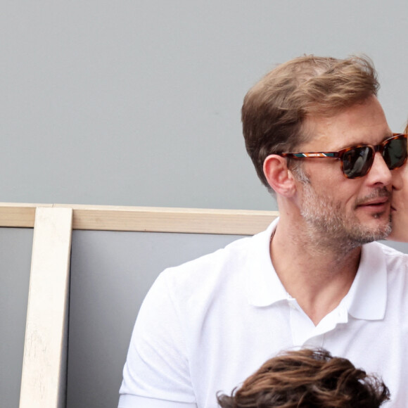 Nicolas Duvauchelle et sa compagne Chloé Roy dans les tribunes lors des Internationaux de France de Tennis de Roland Garros 2022. Paris, le 5 juin 2022. © Dominique Jacovides/Bestimage