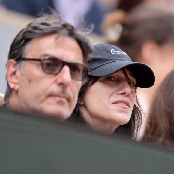 Charlotte Gainsbourg, son compagnon Yvan Attal dans les tribunes lors des Internationaux de France de Tennis de Roland Garros 2022. Paris, le 5 juin 2022. © Dominique Jacovides/Bestimage