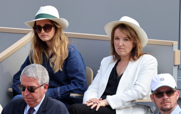 Anne Roumanoff et sa fille Marie Vaillant dans les tribunes lors des Internationaux de France de Tennis de Roland Garros 2022. Paris, le 5 juin 2022. © Dominique Jacovides/Bestimage