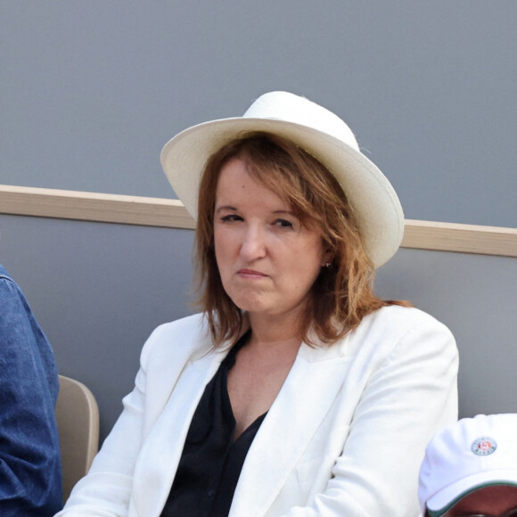 Anne Roumanoff et sa fille Marie Vaillant dans les tribunes lors des Internationaux de France de Tennis de Roland Garros 2022. Paris, le 5 juin 2022. © Dominique Jacovides/Bestimage