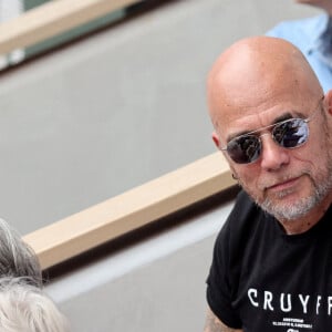 Pascal Obispo et David Gategno, de son vrai nom David Olivier Maruani ou David Marouani dans les tribunes lors des Internationaux de France de Tennis de Roland Garros 2022. Paris, le 5 juin 2022. © Dominique Jacovides/Bestimage