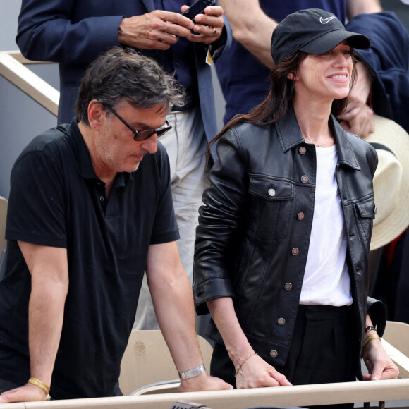 Charlotte Gainsbourg, son compagnon Yvan Attal dans les tribunes lors des Internationaux de France de Tennis de Roland Garros 2022. Paris, le 5 juin 2022. © Dominique Jacovides/Bestimage