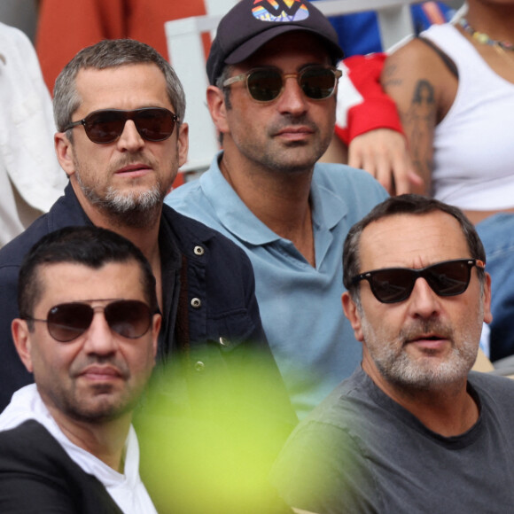 Guillaume Canet, Gilles Lellouche et sa fille Ava dans les tribunes lors des Internationaux de France de Tennis de Roland Garros 2022. Paris, le 5 juin 2022. © Dominique Jacovides/Bestimage