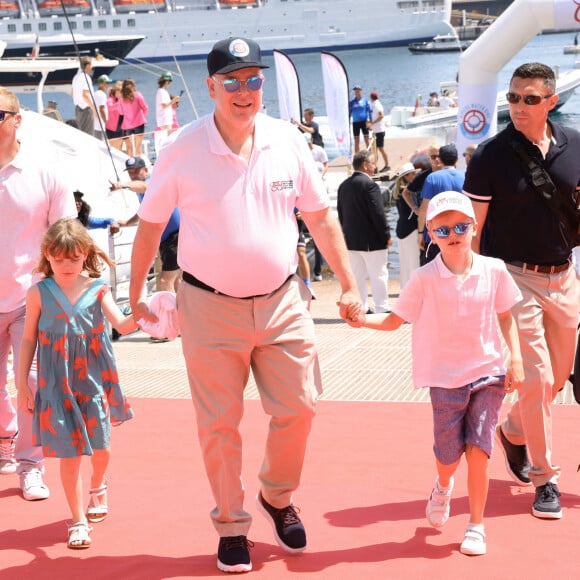 No Tabloïds - Le Prince Albert II de Monaco et ses enfants, le prince Jacques et la princesse Gabriella de Monaco - Cap Optimist en association avec la fondation princesse Charlène départ du port de Monaco pour une traversée jusqu'à Athènes en relais les Waterwoman pour un defi mondial caritatif inédit au profit des enfants vulnérables qui combattent le cancer Stéphanie Barneix, Emmanuelle Bescheron, Margot Calvet, Alexandra Lux, Marie Goyeneche, et Itziar Abascal. © Jean-Charles Vinaj/Pool Monaco/Bestimage