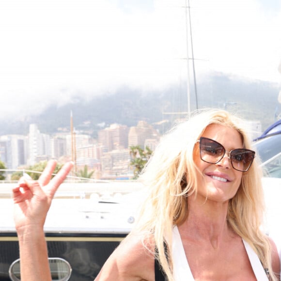 Victoria Silvstedt et le prince Albert II de Monaco - Le Riviera Water Bike Challenge est de retour en 2022 ! Cet événement sportif organisé par la Fondation Princesse Charlène de Monaco s'est déroulé le 5 juin, au départ du Yacht Club de Monaco. Les participants, aux côtés de célébrités sportives ont formé des équipes de 5 pour une course de water bike en relais dans le port de Monaco, afin de lever des fonds pour la prévention de la noyade. Ces fonds financeront le projet "Swim for Safety" au Sri Lanka, pour enseigner la natation et la sécurité aquatique aux enfants défavorisés. © Jean-Charles Vinaj/Pool Monaco/Bestimage