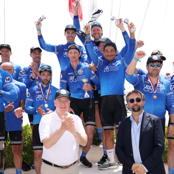 Le prince Albert II de Monaco avec les participants - Le Riviera Water Bike Challenge est de retour en 2022 ! Cet événement sportif organisé par la Fondation Princesse Charlène de Monaco s'est déroulé le 5 juin, au départ du Yacht Club de Monaco. Les participants, aux côtés de célébrités sportives ont formé des équipes de 5 pour une course de water bike en relais dans le port de Monaco, afin de lever des fonds pour la prévention de la noyade. Ces fonds financeront le projet "Swim for Safety" au Sri Lanka, pour enseigner la natation et la sécurité aquatique aux enfants défavorisés. © Jean-Charles Vinaj/Pool Monaco/Bestimage
