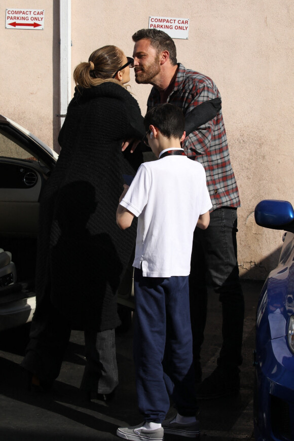 Jennifer Lopez va déjeuner avec son fiancé Ben Affleck et son fils Maximilian à Westwood le 17 mai 2022. 