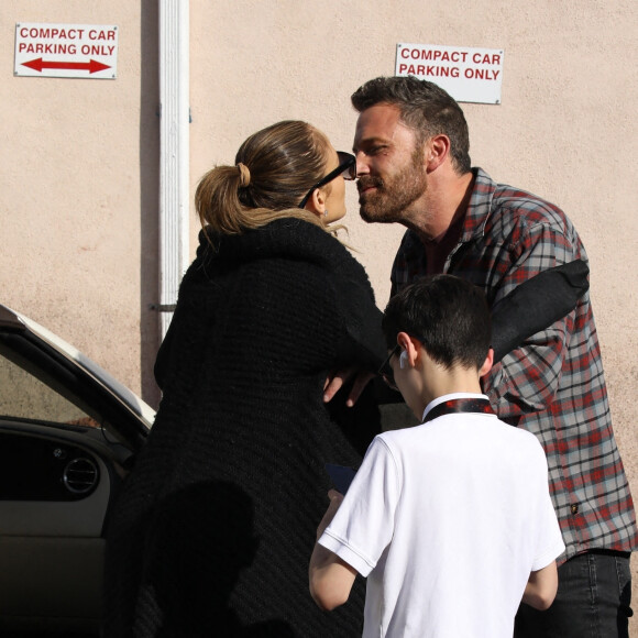 Jennifer Lopez va déjeuner avec son fiancé Ben Affleck et son fils Maximilian à Westwood le 17 mai 2022. 