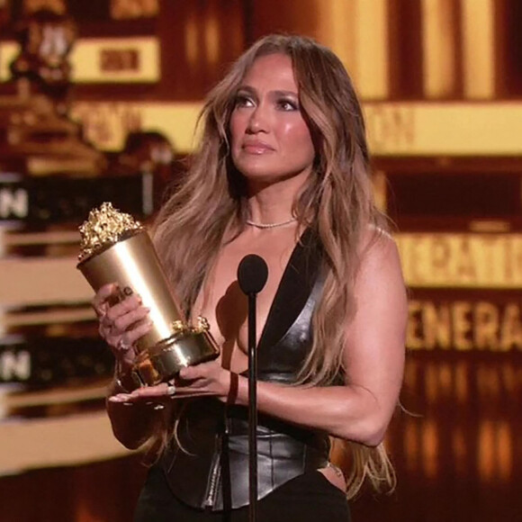 Jennifer Lopez émue aux larmes en recevant le trophée "Generation Award" aux MTV Movie & TV Awards à Santa Monica, le 5 juin 2022. 