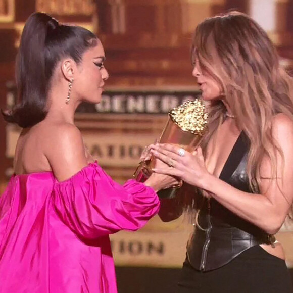 Jennifer Lopez émue aux larmes en recevant le trophée "Generation Award" aux MTV Movie & TV Awards à Santa Monica, le 5 juin 2022.