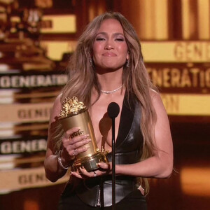 Jennifer Lopez émue aux larmes en recevant le trophée "Generation Award" aux MTV Movie & TV Awards à Santa Monica.