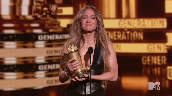 Jennifer Lopez émue aux larmes en recevant le trophée "Generation Award" aux MTV Movie & TV Awards à Santa Monica.