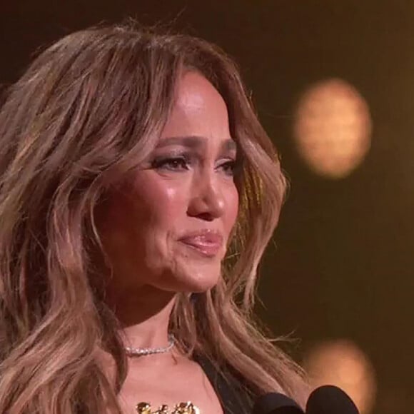 Jennifer Lopez émue aux larmes en recevant le trophée "Generation Award" aux MTV Movie & TV Awards à Santa Monica, le 5 juin 2022.