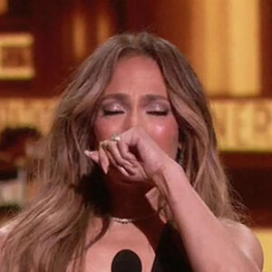Jennifer Lopez émue aux larmes en recevant le trophée "Generation Award" aux MTV Movie & TV Awards à Santa Monica, le 5 juin 2022.