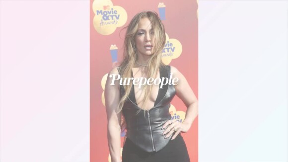Jennifer Lopez en véritable bombe aux MTV Movie Awards dans une robe risquée !