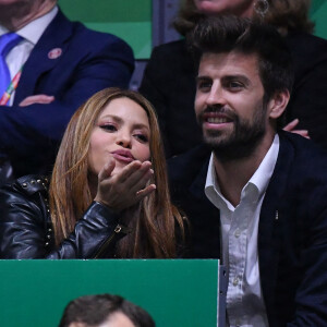 Gerard Piqué et la chanteuse Shakira officialisent leur séparation après douze ans de relation - Shakira et son compagnon Gérard Piqué s'embrassent tendrement dans les tribunes de la finale de la Coupe Davis à Madrid, le 24 novembre 2019. 