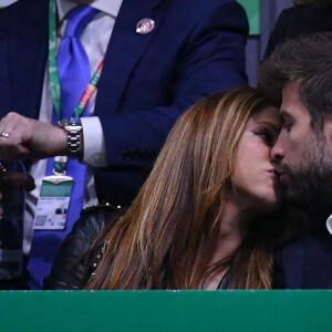 Gerard Piqué et la chanteuse Shakira officialisent leur séparation après douze ans de relation - Shakira et son compagnon Gérard Piqué s'embrassent tendrement dans les tribunes de la finale de la Coupe Davis à Madrid, le 24 novembre 2019.