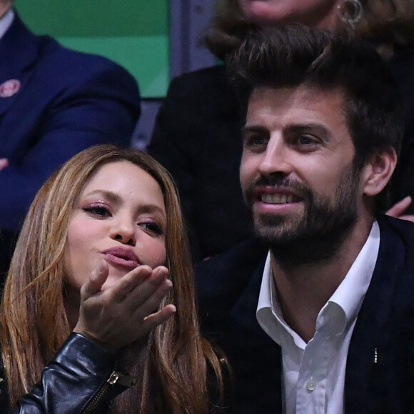 Gerard Piqué et la chanteuse Shakira officialisent leur séparation après douze ans de relation - Shakira et son compagnon Gérard Piqué s'embrassent tendrement dans les tribunes de la finale de la Coupe Davis à Madrid, le 24 novembre 2019.