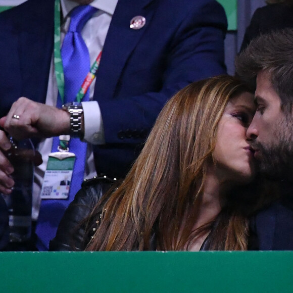 Gerard Piqué et la chanteuse Shakira officialisent leur séparation après douze ans de relation - Shakira et son compagnon Gérard Piqué s'embrassent tendrement dans les tribunes de la finale de la Coupe Davis à Madrid, le 24 novembre 2019.