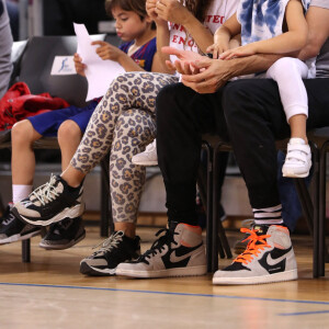 Shakira, son compagnon Gerard Piqué et leurs enfants Sasha, Milan dans les tribunes du match de basket entre le FC Barcelone et San Pablo Burgos à Barcelone le 10 mars 2019. 