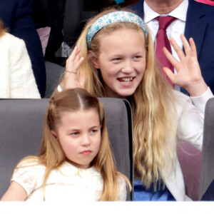 La princesse Charlotte, Savannah Phillips, le prince George et lena Tindall - La famille royale d'Angleterre lors de la parade devant le palais de Buckingham, à l'occasion du jubilé de la reine d'Angleterre. Le 5 juin 2022 