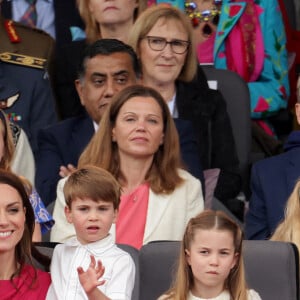 Kate Catherine Middleton, duchesse de Cambridge, le prince Louis, la princesse Charlotte, le prince George Mike Tindall, Mia Tindall, Victoria Starmer, Keir Starmer, Savannah Phillips - La famille royale d'Angleterre lors de la parade devant le palais de Buckingham, à l'occasion du jubilé de la reine d'Angleterre. Le 5 juin 2022 