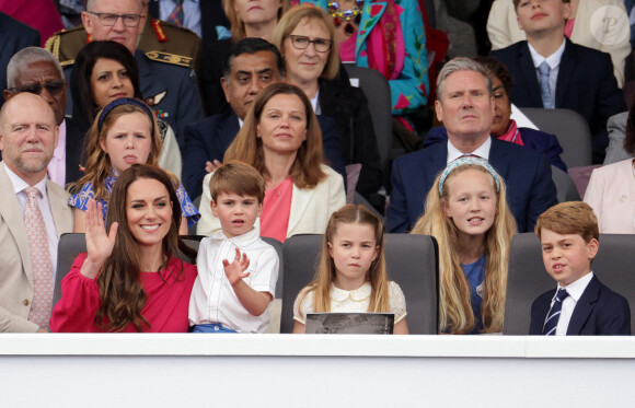 Kate Catherine Middleton, duchesse de Cambridge, le prince Louis, la princesse Charlotte, le prince George Mike Tindall, Mia Tindall, Victoria Starmer, Keir Starmer, Savannah Phillips - La famille royale d'Angleterre lors de la parade devant le palais de Buckingham, à l'occasion du jubilé de la reine d'Angleterre. Le 5 juin 2022 