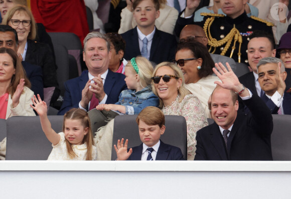 La princesse Charlotte, le prince George et le prince William, duc de Cambridge Lena Tindall et Zara Tindall - La famille royale d'Angleterre lors de la parade devant le palais de Buckingham, à l'occasion du jubilé de la reine d'Angleterre. Le 5 juin 2022 