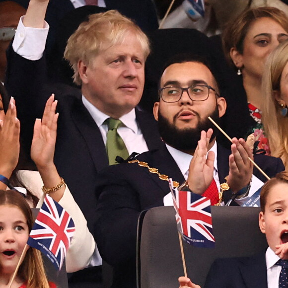 Boris Johnson, sa femme Carrie, la pricnesse Charlotte et le prince George - Concert du jubilé de platine de la reine devant le palais de Buckingham à Londres le 4 juin 2022.  Britain's Princess Charlotte and Prince George react as they attend the BBC's Platinum Party at the Palace to celebrate the Queen's Platinum Jubilee in front of Buckingham Palace, in London, Britain June 4, 2022.