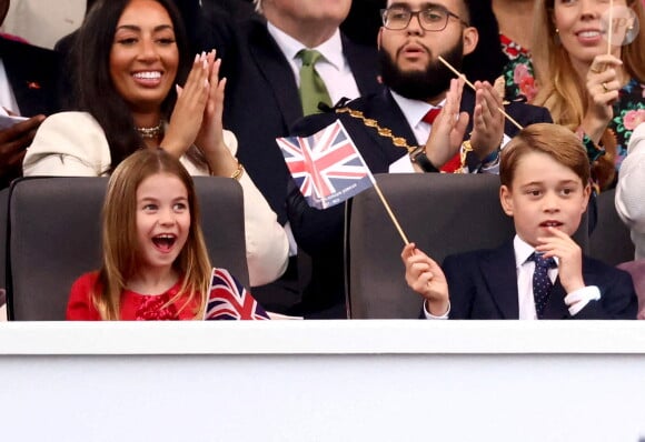 La princesse Charlotte et le prince George - La famille royale d'Angleterre lors du concert devant le palais de Buckingham à Londres, à l'occasion du jubilé de platine de la reine d'Angleterre. Le 4 juin 2022 