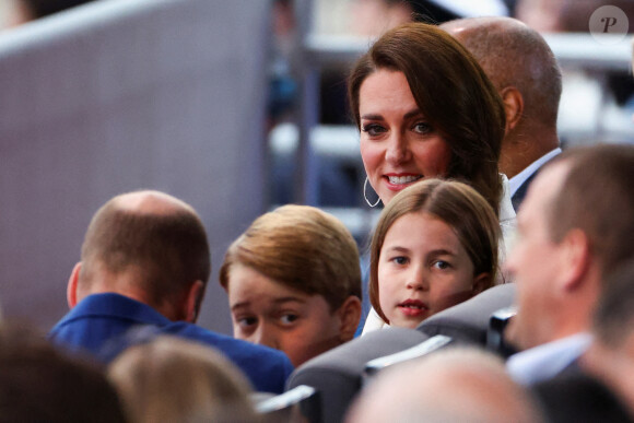 Le prince William, duc de Cambridge, Kate Catherine Middleton, duchesse de Cambridge, Le prince George and La princesse Charlotte - La famille royale d'Angleterre lors du concert devant le palais de Buckingham à Londres, à l'occasion du jubilé de platine de la reine d'Angleterre. Le 4 juin 2022 