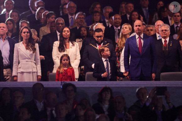 Kate Catherine Middleton, duchesse de Cambridge, la princesse Charlotte, le prince George et le prince William, duc de Cambridge - La famille royale d'Angleterre lors du concert devant le palais de Buckingham à Londres, à l'occasion du jubilé de platine de la reine d'Angleterre. Le 4 juin 2022 