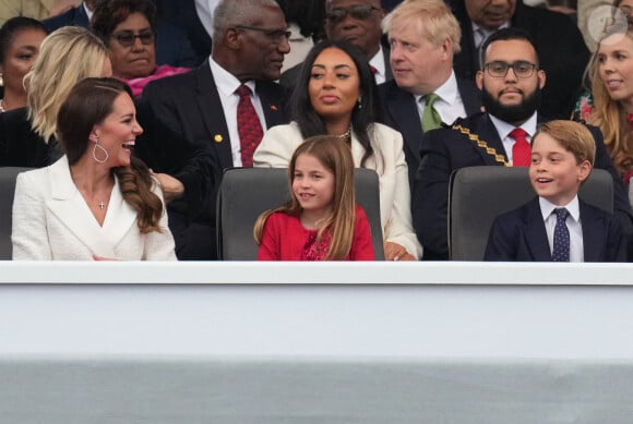 Kate Catherine Middleton, duchesse de Cambridge, et la princesse Charlotte, Zara Phillips Tindall, le prince George - La famille royale d'Angleterre au concert du jubilé de platine de la reine d'Angleterre au palais de Buckingham à Londres. Le 4 juin 2022