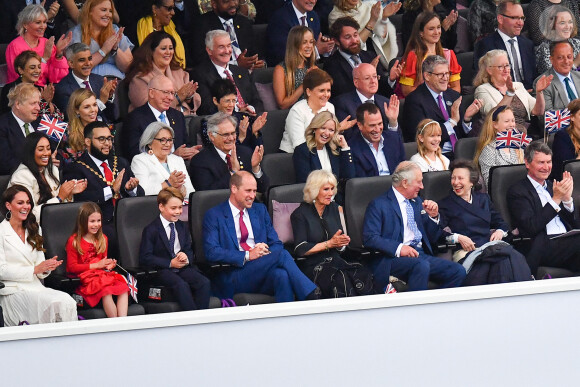 Kate Catherine Middleton, duchesse de Cambridge, la princesse Charlotte, le prince George, le prince William, duc de Cambridge, Camilla Parker Bowles, duchesse de Cornouailles, le prince Charles, la princesse Anne et son mari Timothy Laurence - People au concert du jubilé de platine de la reine d'Angleterre au palais de Buckingham à Londres. Le 4 juin 2022 