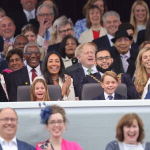 Kate Catherine Middleton, duchesse de Cambridge, la princesse Charlotte, le prince George et le prince William, duc de Cambridge - La famille royale d'Angleterre lors du concert devant le palais de Buckingham à Londres, à l'occasion du jubilé de platine de la reine d'Angleterre. Le 4 juin 2022 