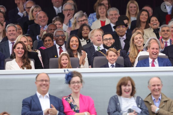 Kate Catherine Middleton, duchesse de Cambridge, la princesse Charlotte, le prince George et le prince William, duc de Cambridge - La famille royale d'Angleterre lors du concert devant le palais de Buckingham à Londres, à l'occasion du jubilé de platine de la reine d'Angleterre. Le 4 juin 2022 