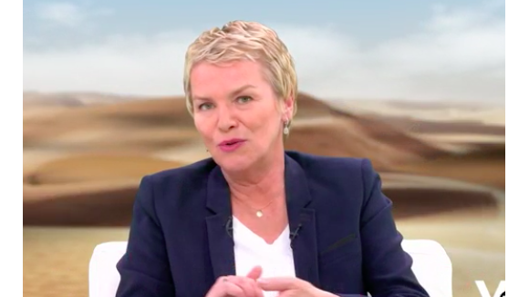Elise Lucet critiquant les chaînes d'info en continue lors de l'émission Revu sur France 5