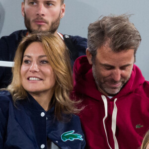 Shirley Bousquet et son compagnon Charles Watine - People dans les tribunes lors des Internationaux de France de Tennis de Roland Garros 2022 à Paris le 29 mai 2022. 