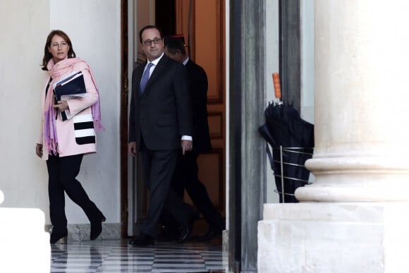 Ségolène Royal, ministre de l'environnement, de l'énergie et de la mer, chargée des relations internationales sur le climat et François Hollande, président de la République lors de la sortie du conseil des ministres au palais de l'Elysée à Paris, le 14 décembre 2016