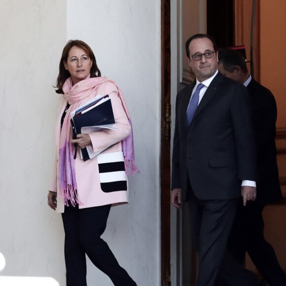 Ségolène Royal, ministre de l'environnement, de l'énergie et de la mer, chargée des relations internationales sur le climat et François Hollande, président de la République lors de la sortie du conseil des ministres au palais de l'Elysée à Paris, le 14 décembre 2016