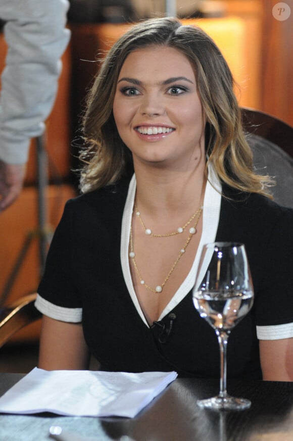 Alina Kabaeva sur le plateau de son programme télévisé Steps to Success.