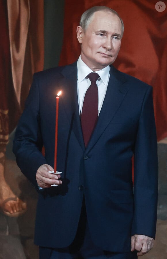 Vladimir Poutine assiste à la messe de Pâques en la Cathédrale du Christ-Sauveur de Moscou le 23 avril 2022 