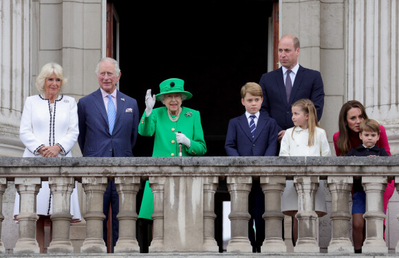 La famille royale regarde la grande parade qui clôture les festivités du jubilé de platine de la reine à Londres le 5 juin 2022. 