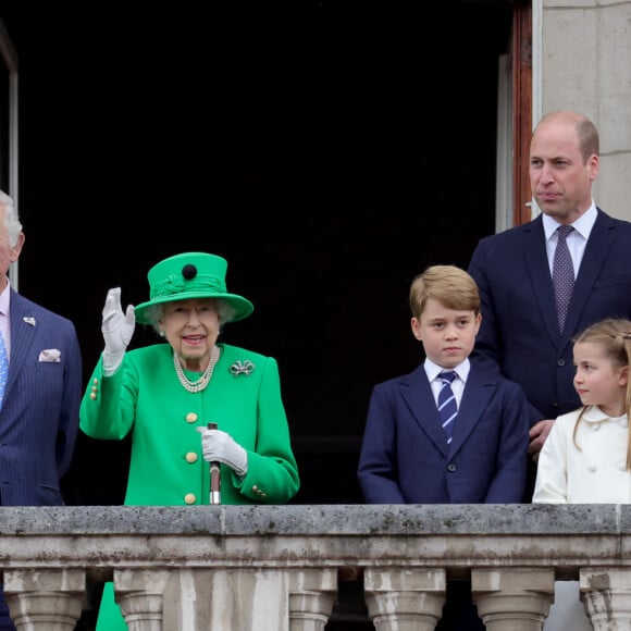 La famille royale regarde la grande parade qui clôture les festivités du jubilé de platine de la reine à Londres le 5 juin 2022. 