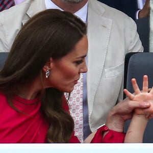 Le prince Louis de Cambridge et Catherine Kate Middleton, duchesse de Cambridge - La famille royale au balcon du palais de Buckingham lors de la parade de clôture de festivités du jubilé de la reine à Londres le 5 juin 2022. 