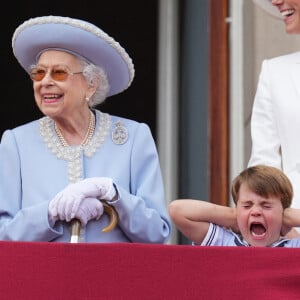 La reine Elisabeth II d'Angleterre, Catherine Kate Middleton, duchesse de Cambridge, le prince Louis et la princesse Charlotte - Les membres de la famille royale regardent le défilé Trooping the Colour depuis un balcon du palais de Buckingham à Londres lors des célébrations du jubilé de platine de la reine le 2 juin 2022.  Members of the Royal Family attend Trooping the Colour in The Queen's Platinum Jubilee Year, at Buckingham Palace, London, UK, on the 2nd June 2022. 